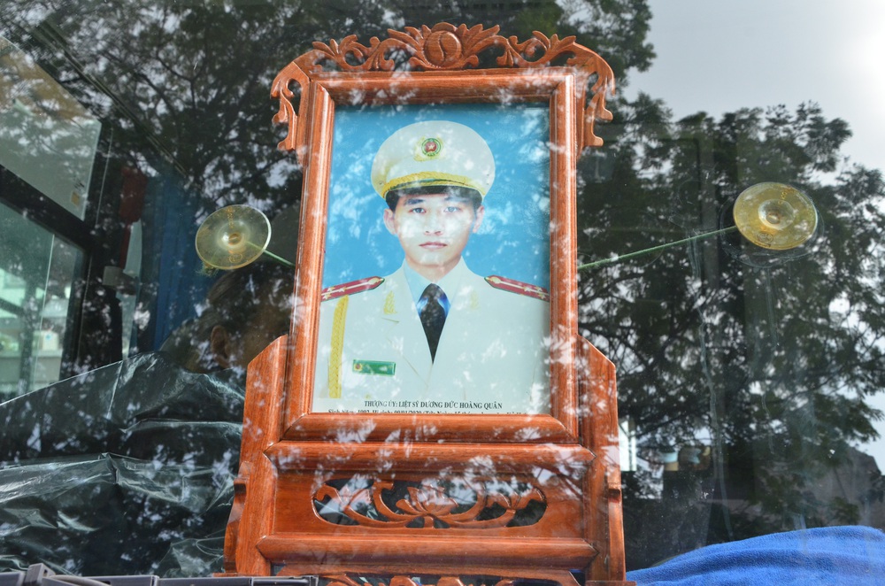 Nghẹn ngào tiễn đưa 3 liệt sĩ hy sinh tại Đồng Tâm - Ảnh 19.