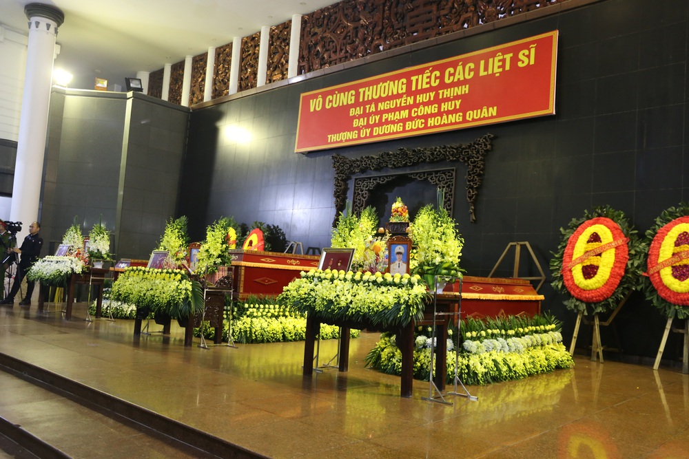 Thủ tướng Nguyễn Xuân Phúc tới viếng 3 chiến sĩ hy sinh ở Đồng Tâm