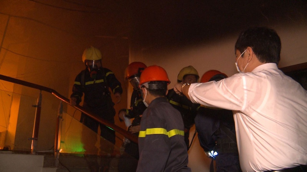 2 người tử vong, 13 người đi cấp cứu sau vụ cháy tòa nhà dầu khí Thanh Hóa - Ảnh 2.