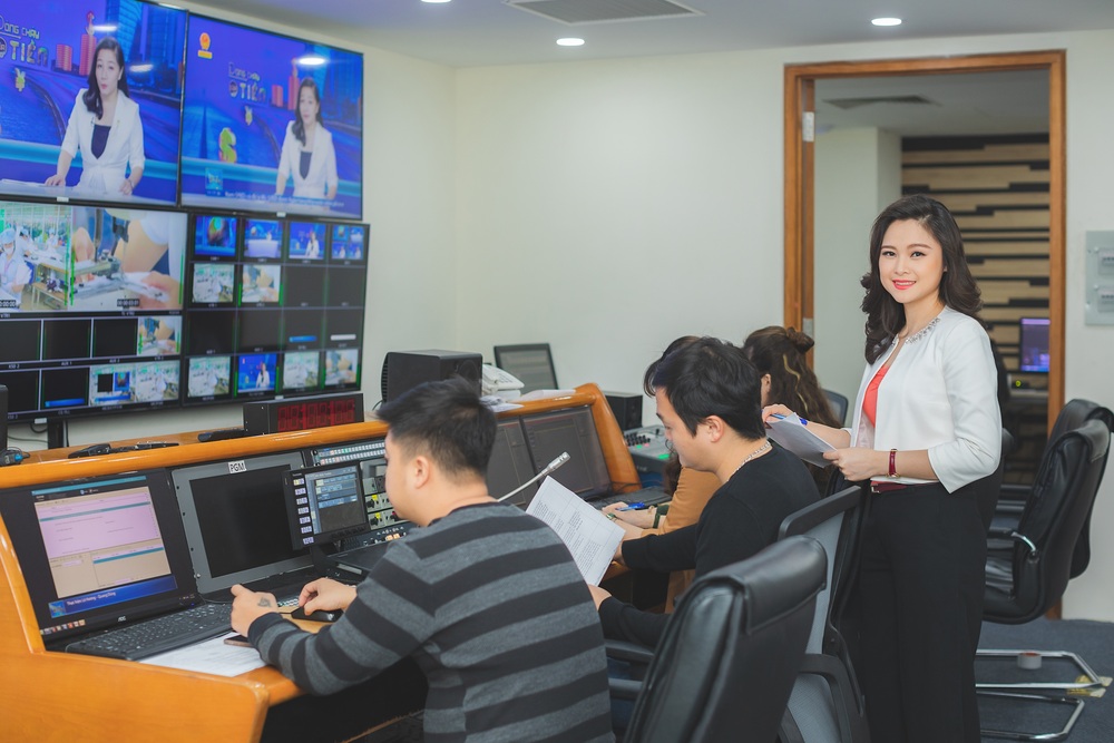 BTV Khánh Ly tất bật chuẩn bị chương trình cho Tết Canh Tý 2020 - Ảnh 3.