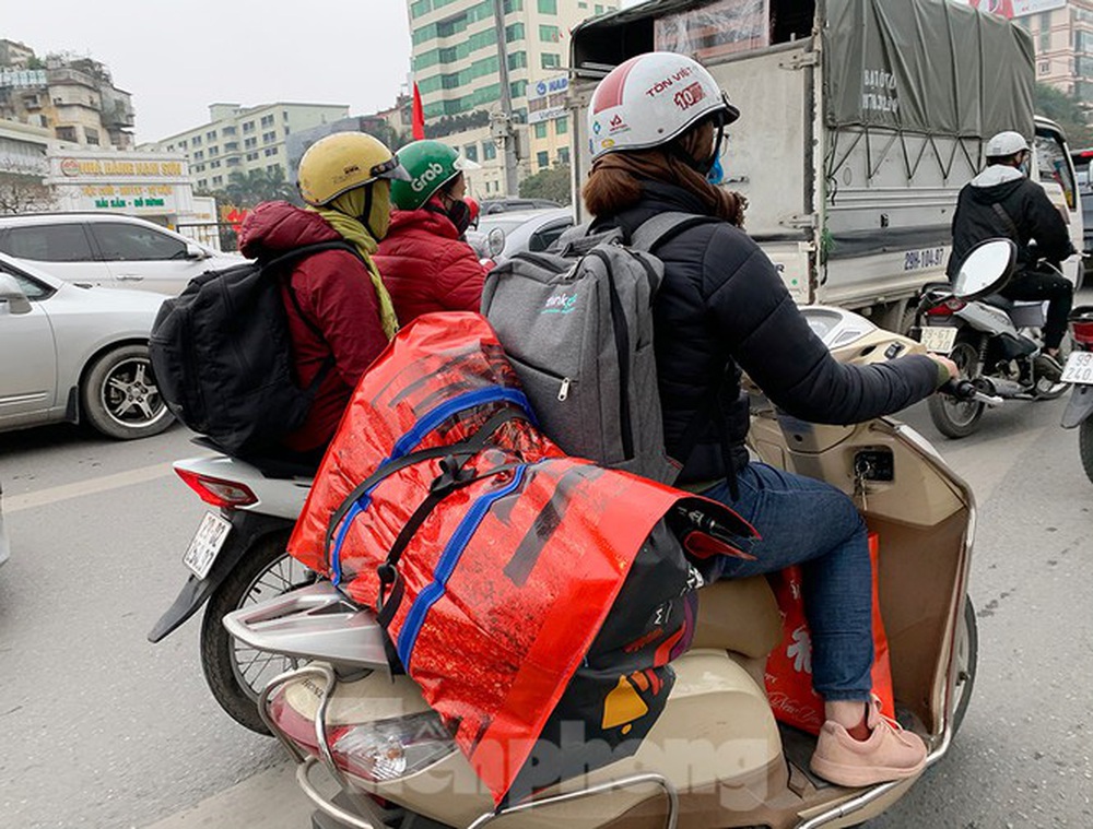 Người dân dùng phương tiện cá nhân về quê, bến xe Hà Nội vắng khách  - Ảnh 13.