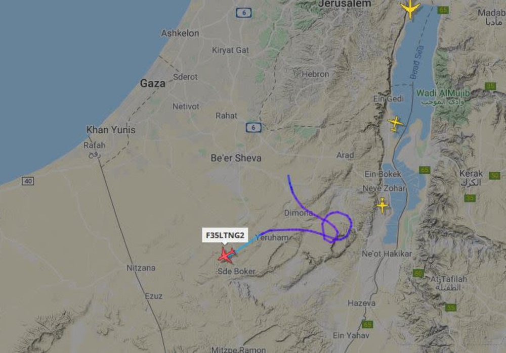 Tiêm kích tối tân F-35 hiện nguyên hình khi bay qua cơ sở hạt nhân của Israel - Ảnh 1.