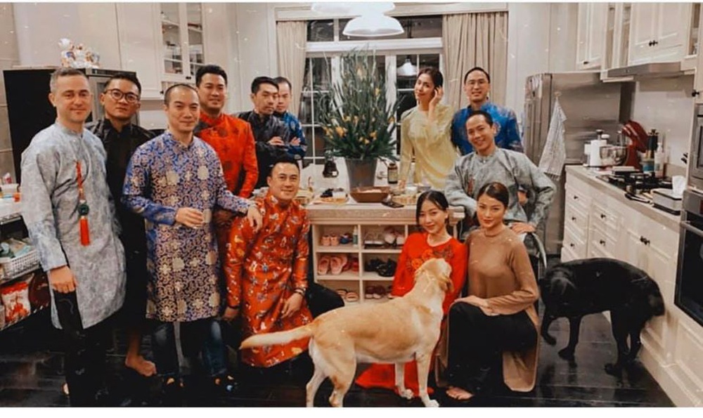 Vợ chồng Tăng Thanh Hà diện áo dài truyền thống trong bữa tiệc tất niên - Ảnh 4.