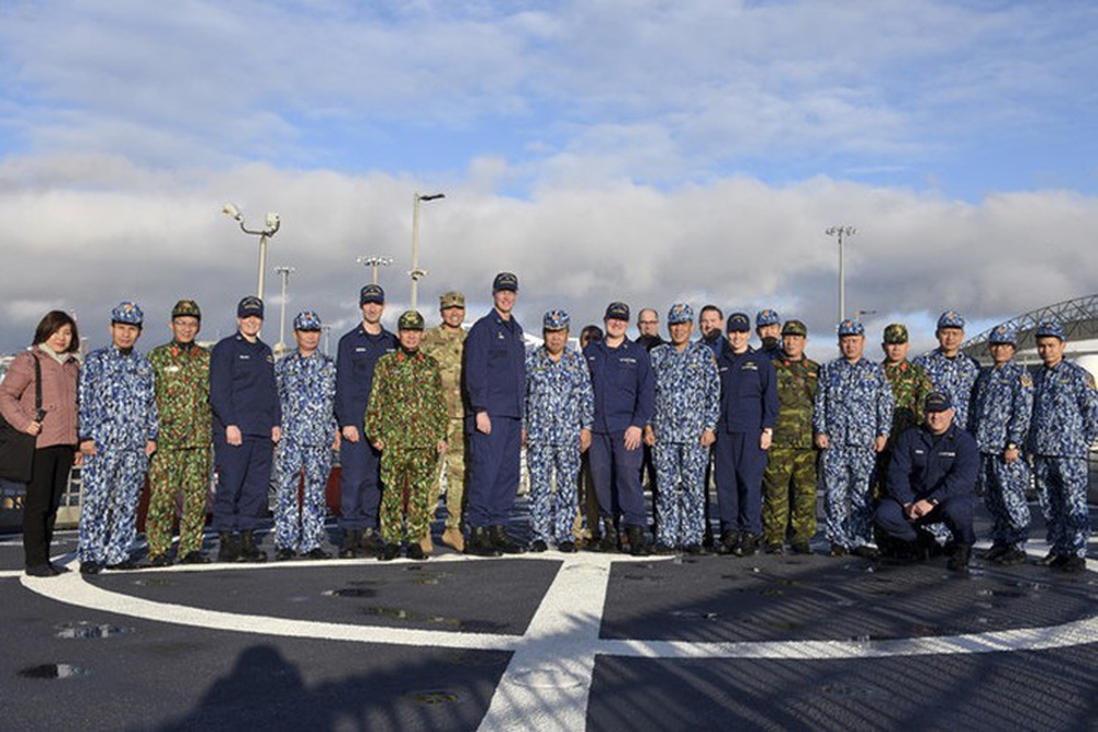 [ẢNH] Cảnh sát biển Việt Nam thăm tàu tuần tra USCGC John Midgett sắp được Mỹ bàn giao - Ảnh 4.