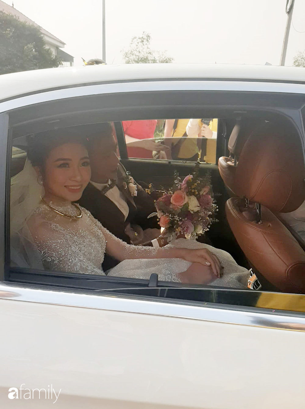 Chú rể Phan Văn Đức bẽn lẽn tới đón dâu, váy cô dâu Nhật Linh quá dài nên... chui vào xe không vừa - Ảnh 12.