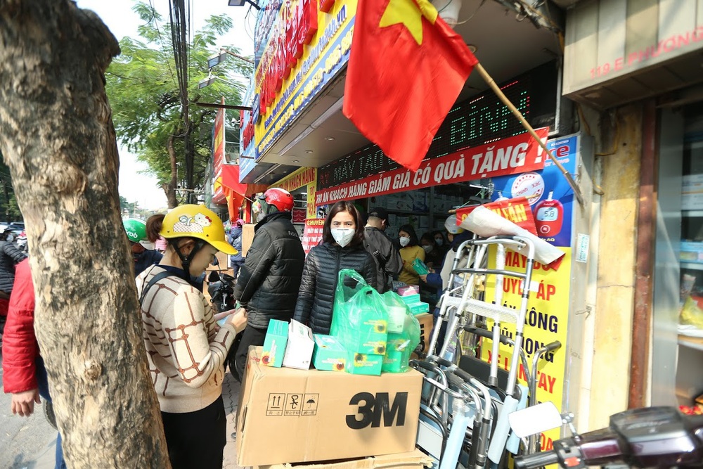 Chợ vật tư y tế Hà Nội đông nghẹt người, 20 phút khẩu trang phòng Corona lên giá một lần - Ảnh 5.