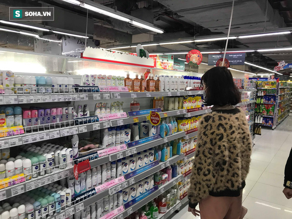 Hà Nội: Khẩu trang bị vét sạch khi chưa lên kệ siêu thị, hạn chế khách mua tối đa 2 gói/lần - Ảnh 12.
