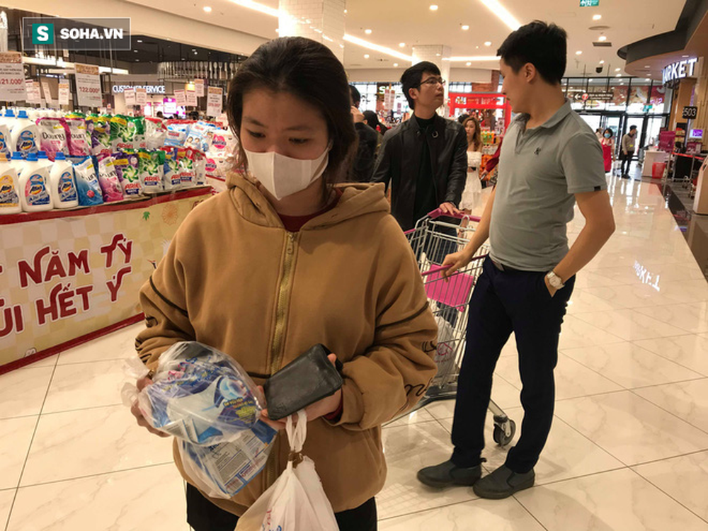 Hà Nội: Khẩu trang bị vét sạch khi chưa lên kệ siêu thị, hạn chế khách mua tối đa 2 gói/lần - Ảnh 9.