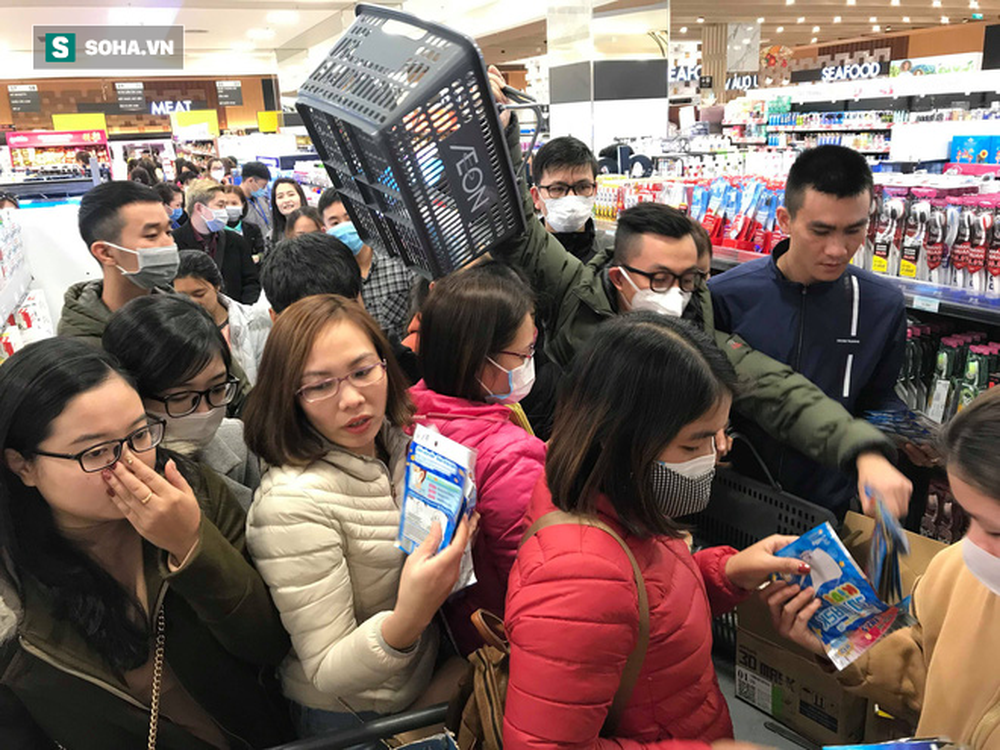 Hà Nội: Khẩu trang bị vét sạch khi chưa lên kệ siêu thị, hạn chế khách mua tối đa 2 gói/lần - Ảnh 5.