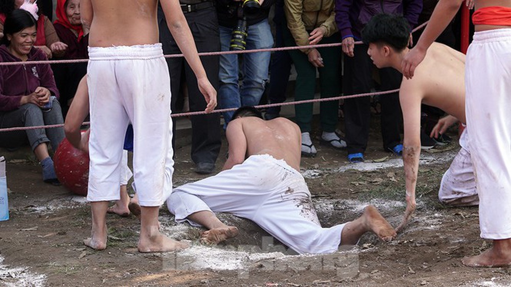 Mãn nhãn với trai làng tranh cướp nhau quả cầu nặng gần 20kg ở Hà Nội - Ảnh 14.