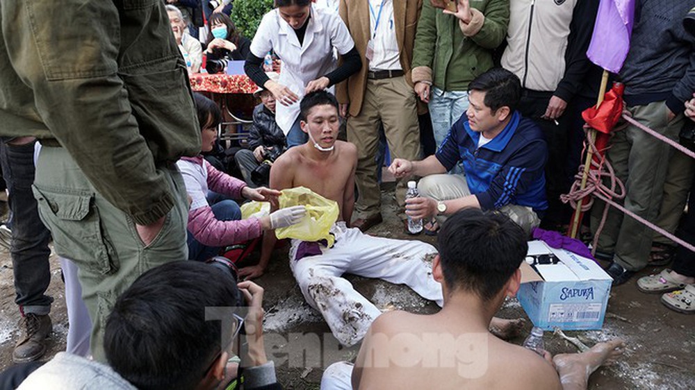 Mãn nhãn với trai làng tranh cướp nhau quả cầu nặng gần 20kg ở Hà Nội - Ảnh 17.
