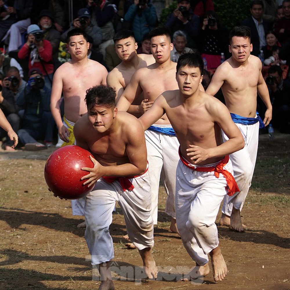 Mãn nhãn với trai làng tranh cướp nhau quả cầu nặng gần 20kg ở Hà Nội - Ảnh 8.