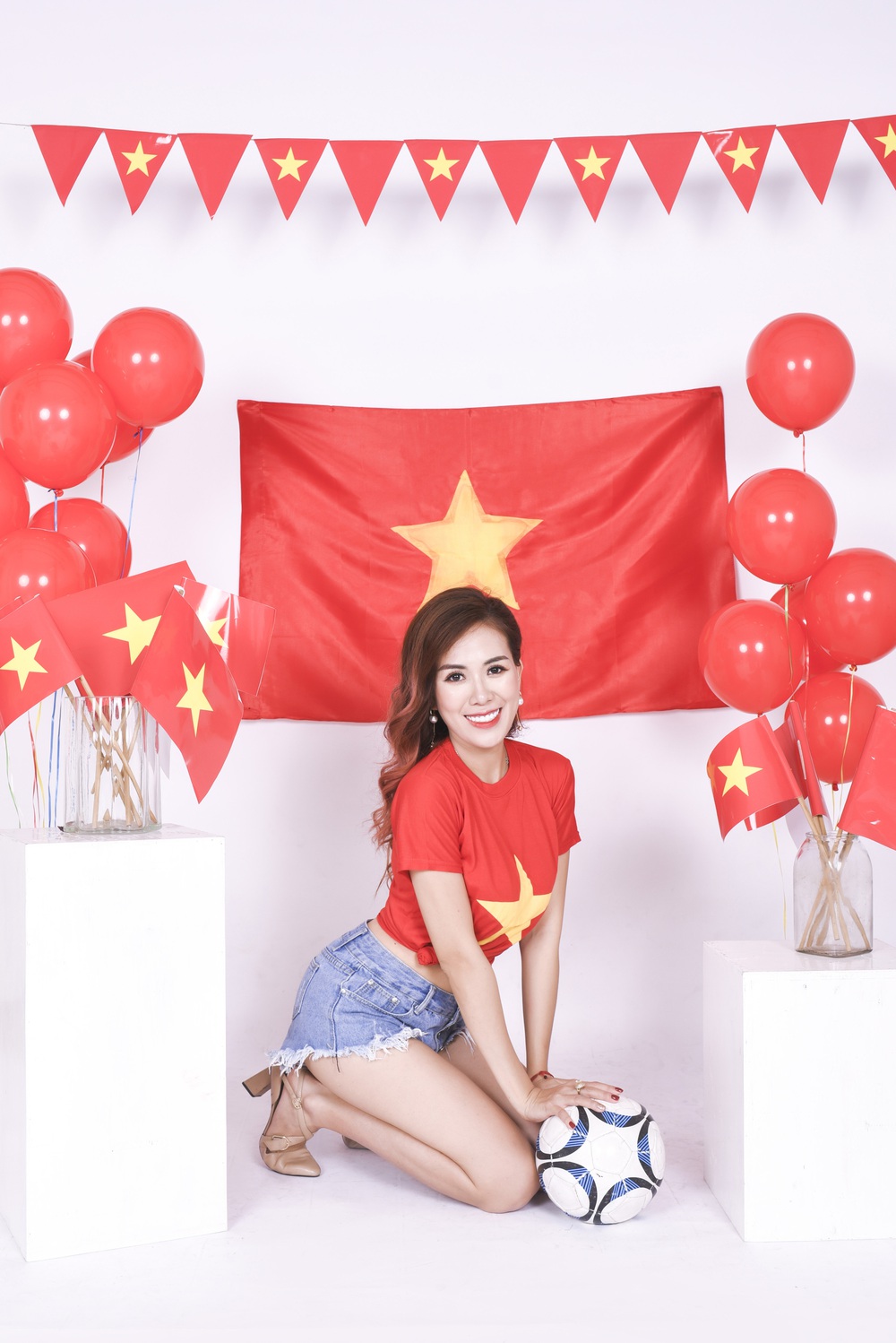 Mẹ con Mai Thỏ cuồng nhiệt cổ vũ đội tuyển Việt Nam - Ảnh 3.