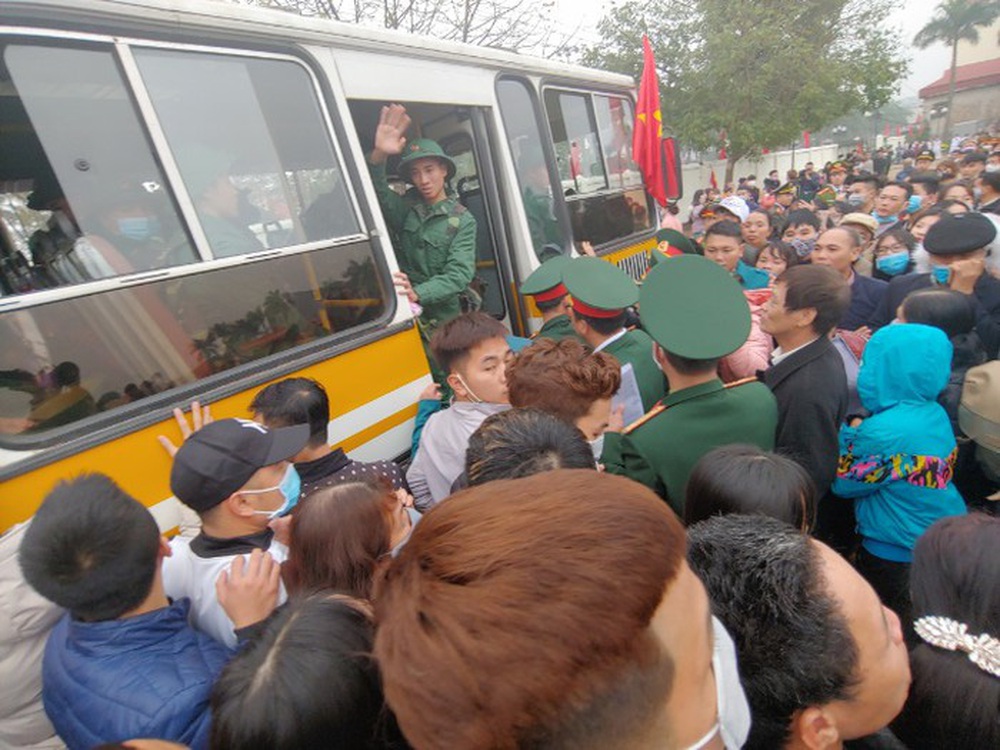 Chủ tịch UBND TP Hà Nội Nguyễn Đức Chung động viên các tân binh lên đường nhập ngũ - Ảnh 2.