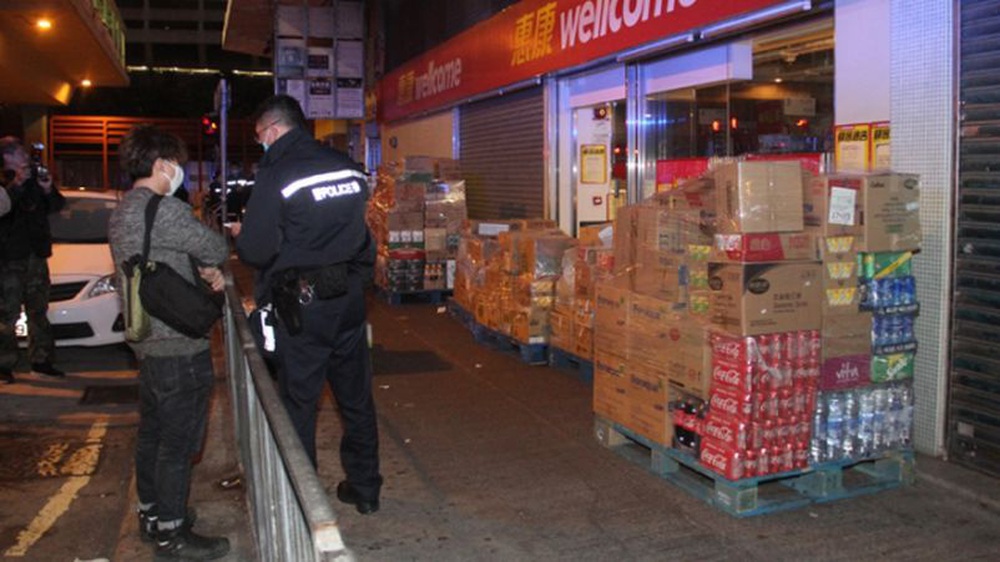 Cảnh sát Hồng Kông truy lùng nhóm có vũ trang cướp hàng trăm cuộn giấy vệ sinh giữa cơn khan hàng do COVID-19 - Ảnh 6.