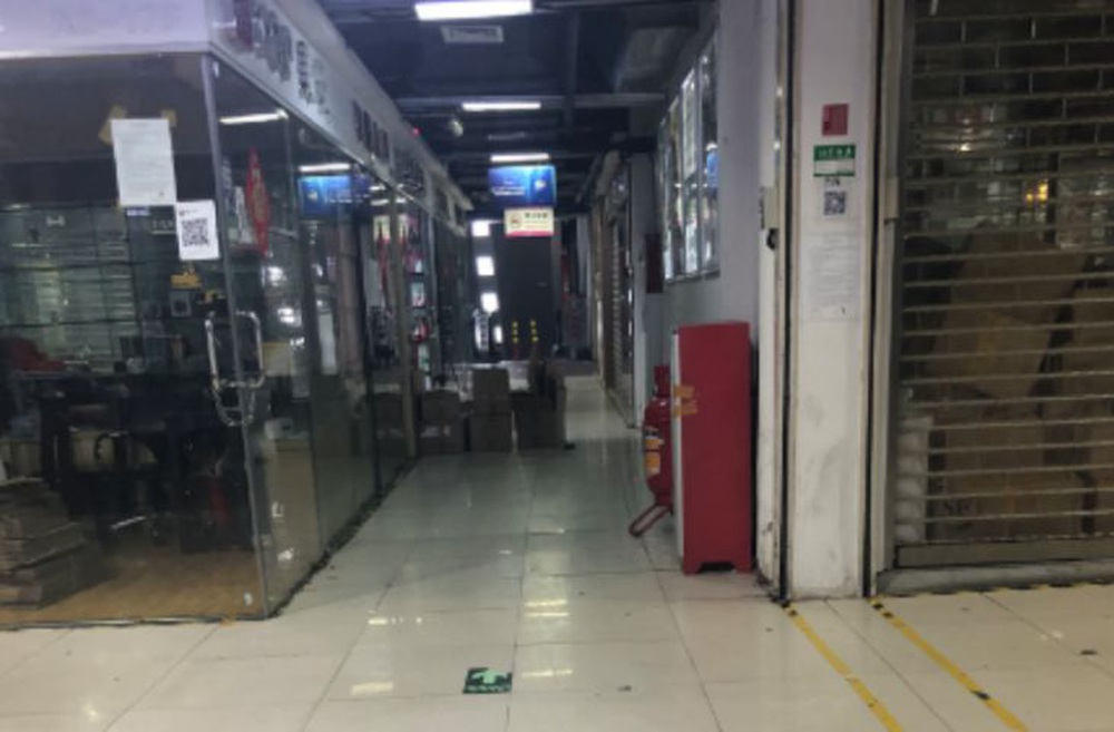 Chợ điện tử lớn nhất Trung Quốc đóng cửa vì COVID-19, thương nhân mò mẫm tìm cách sinh tồn - Ảnh 4.