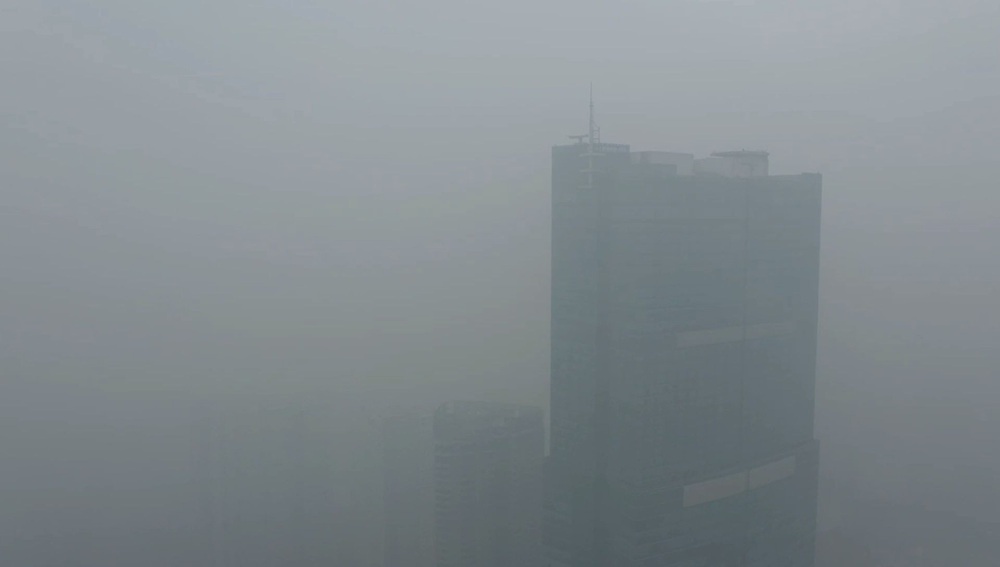 Nhiều tòa nhà mờ ảo nhìn từ flycam, chất lượng không khí ở Hà Nội suy giảm - Ảnh 2.