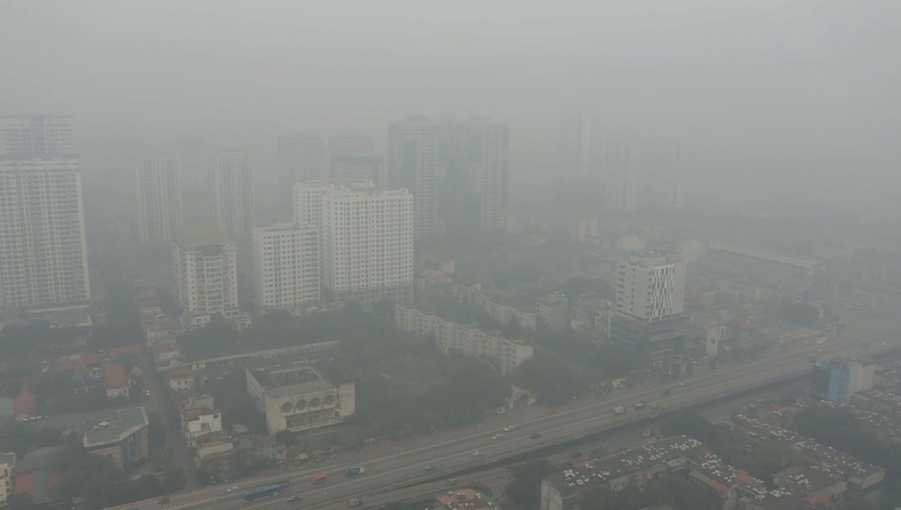 Nhiều tòa nhà mờ ảo nhìn từ flycam, chất lượng không khí ở Hà Nội suy giảm - Ảnh 3.