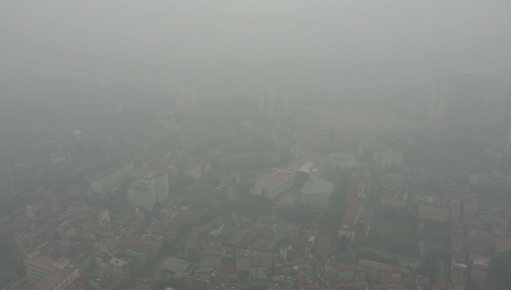Nhiều tòa nhà mờ ảo nhìn từ flycam, chất lượng không khí ở Hà Nội suy giảm - Ảnh 4.