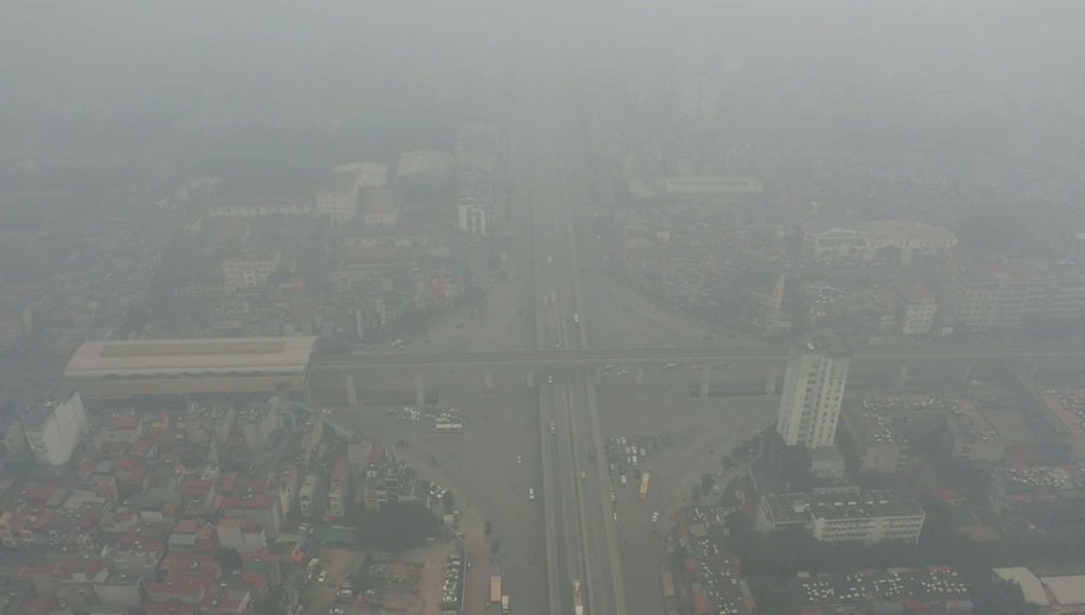 Nhiều tòa nhà mờ ảo nhìn từ flycam, chất lượng không khí ở Hà Nội suy giảm - Ảnh 6.
