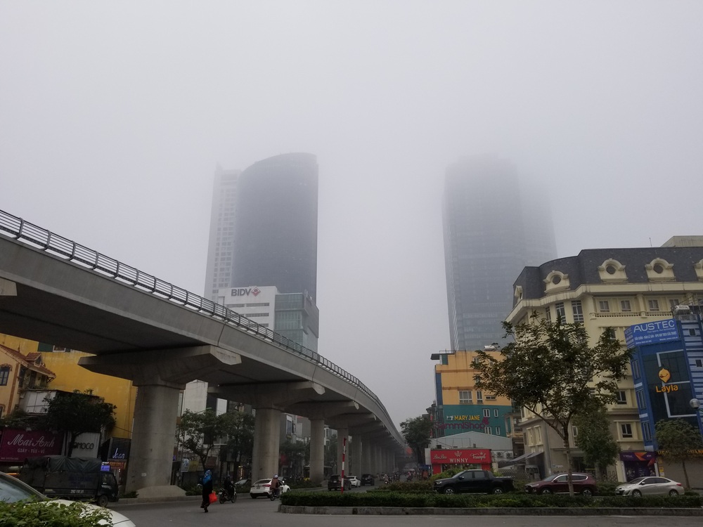 Nhiều tòa nhà mờ ảo nhìn từ flycam, chất lượng không khí ở Hà Nội suy giảm - Ảnh 10.