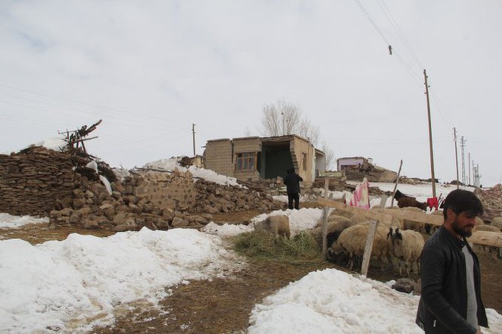 Động đất trên biên giới Iran - Thổ Nhĩ Kỳ, hơn 1.000 căn nhà đổ sập - Ảnh 2.