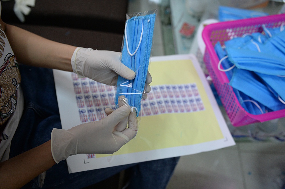 Đôi vợ chồng ở Hà Nội chi hơn 200 triệu đồng may 40.000 khẩu trang phát miễn phí - Ảnh 18.