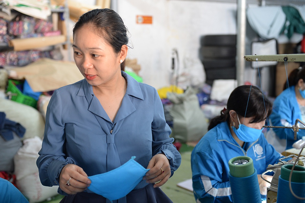 Đôi vợ chồng ở Hà Nội chi hơn 200 triệu đồng may 40.000 khẩu trang phát miễn phí - Ảnh 14.