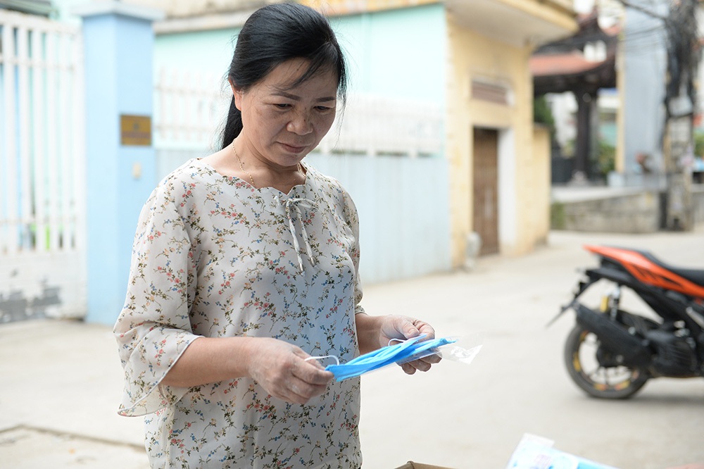 Đôi vợ chồng ở Hà Nội chi hơn 200 triệu đồng may 40.000 khẩu trang phát miễn phí - Ảnh 24.