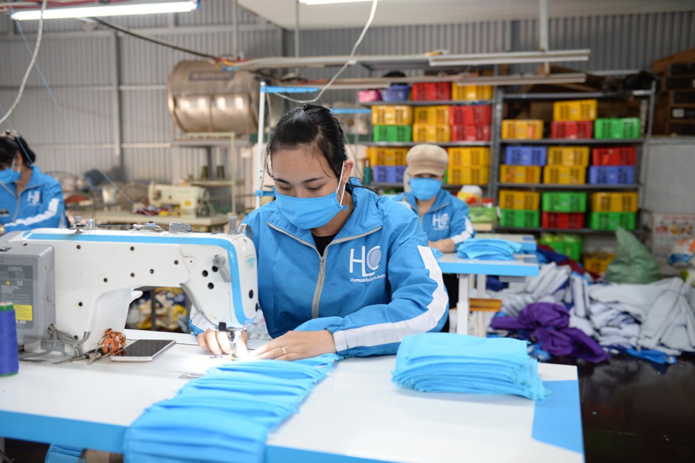 Đôi vợ chồng ở Hà Nội chi hơn 200 triệu đồng may 40.000 khẩu trang phát miễn phí - Ảnh 8.