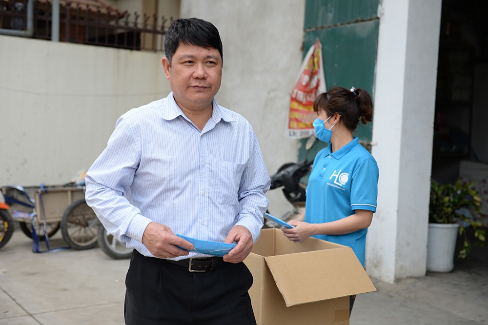 Đôi vợ chồng ở Hà Nội chi hơn 200 triệu đồng may 40.000 khẩu trang phát miễn phí - Ảnh 25.