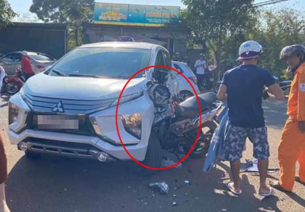 Xe máy cắm chặt vào đầu ô tô, xi nhan của xế hộp vẫn còn bật - hiện trường tai nạn gây ám ảnh  - Ảnh 1.