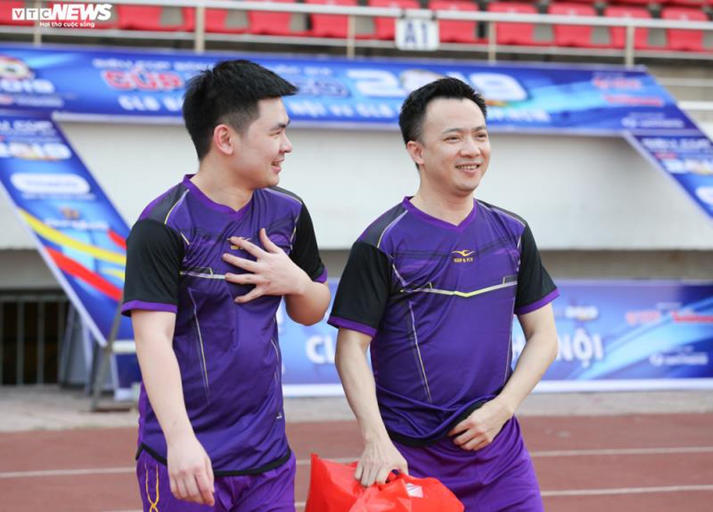 Con trai bầu Hiển xỏ giầy vào sân đá tập cùng Hà Nội FC - Ảnh 1.