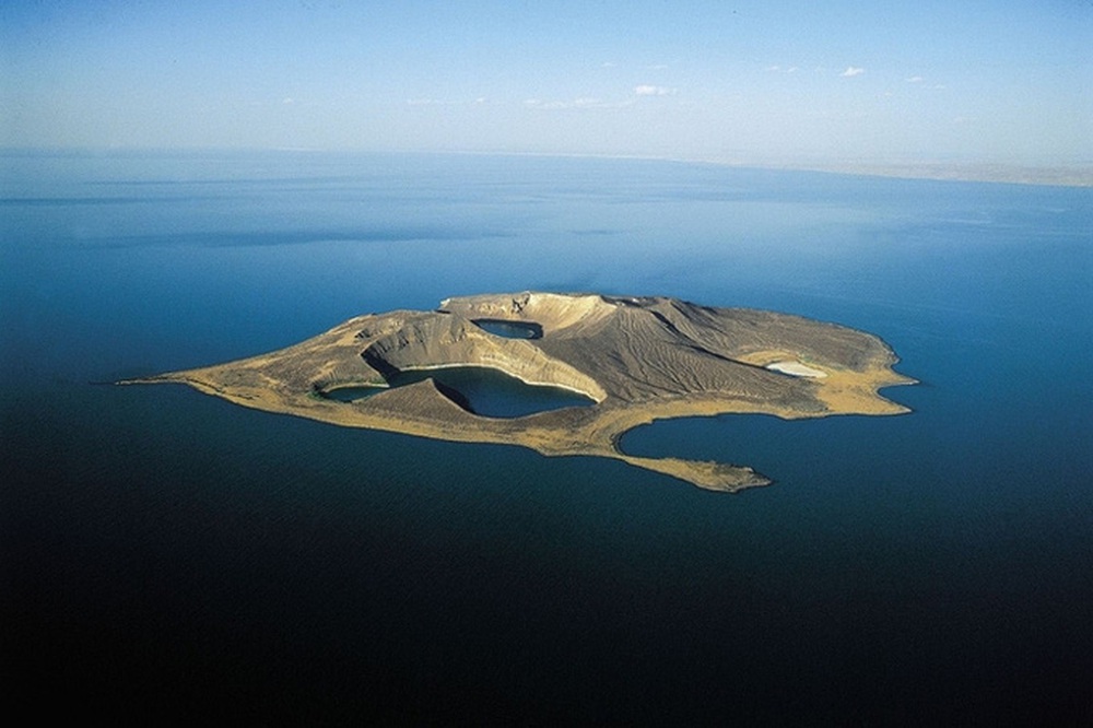 Thiên nhiên kỳ bí: Hòn đảo bí ẩn đột ngột xuất hiện sau lớp tro bụi núi lửa - Ảnh 3.