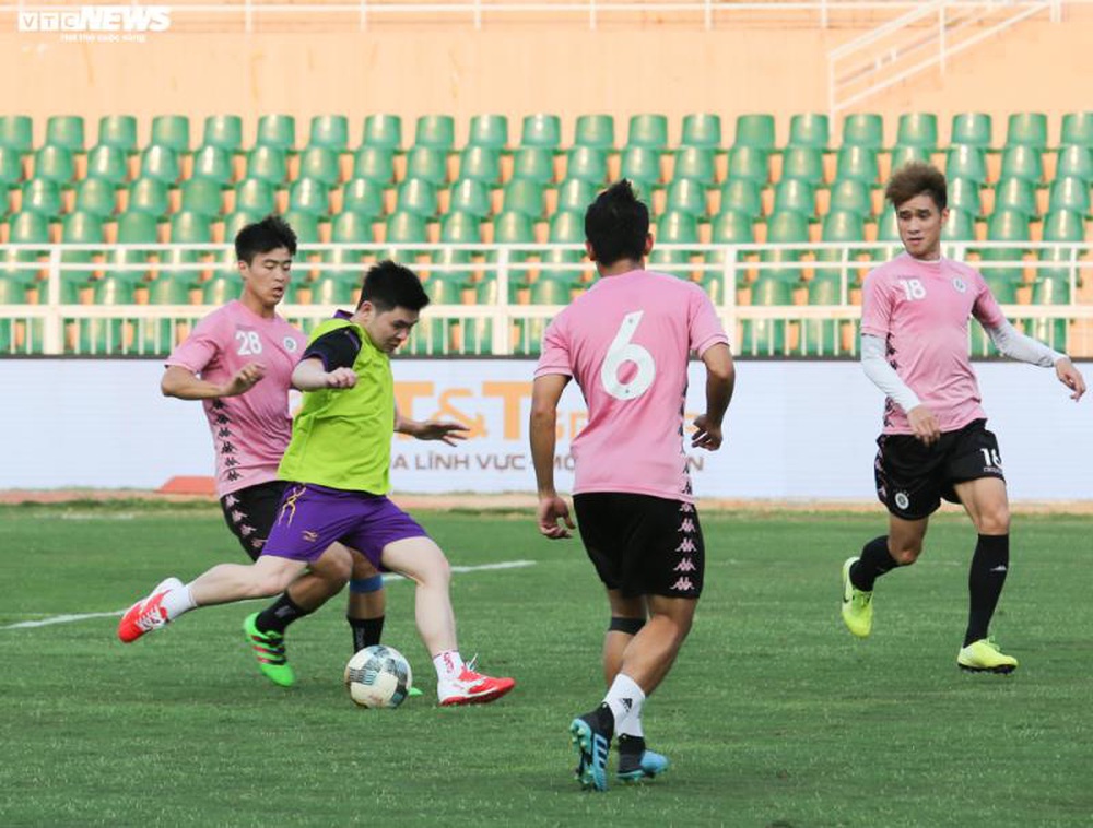 Con trai bầu Hiển xỏ giầy vào sân đá tập cùng Hà Nội FC - Ảnh 4.