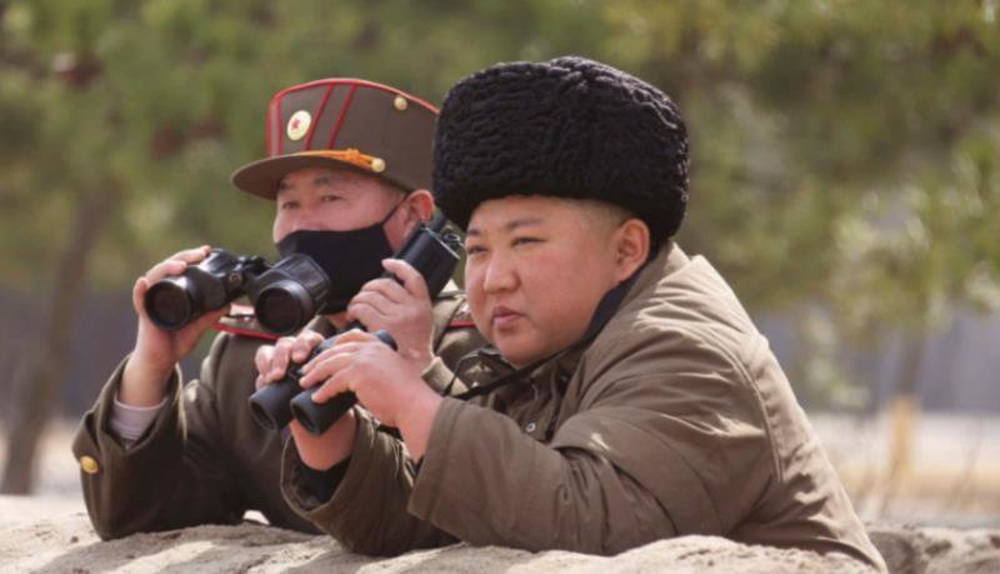 Toàn bộ phụ tá mang khẩu trang xem tập trận, ông Kim Jong-un thì không - Ảnh 4.