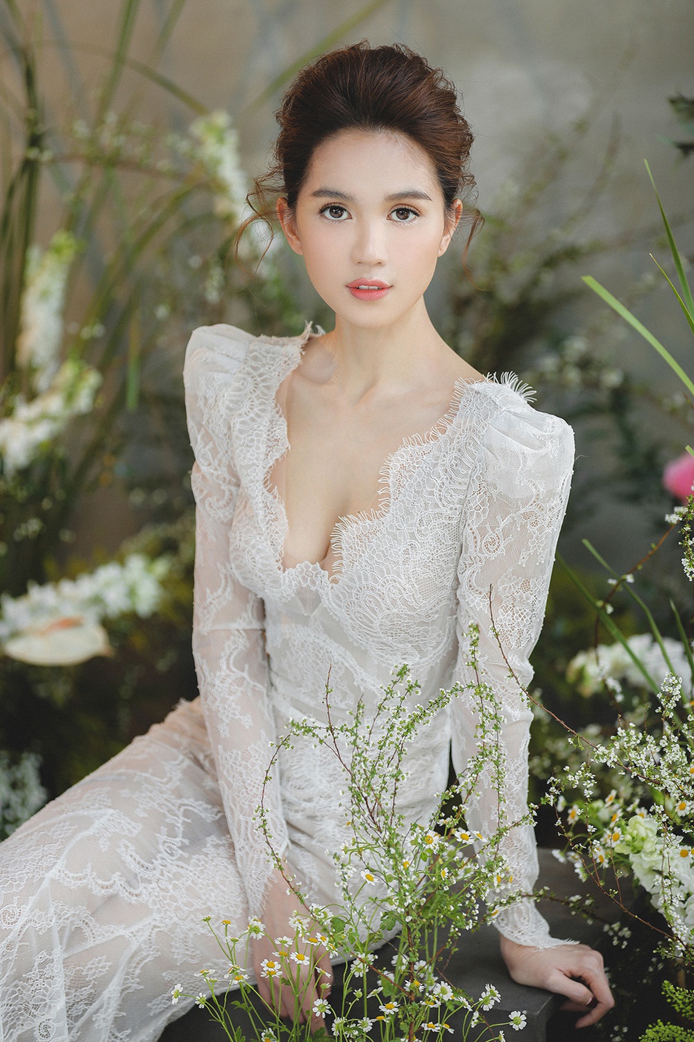 Ngọc Trinh diện váy cưới khoe vai trần gợi cảm - Ảnh 11.