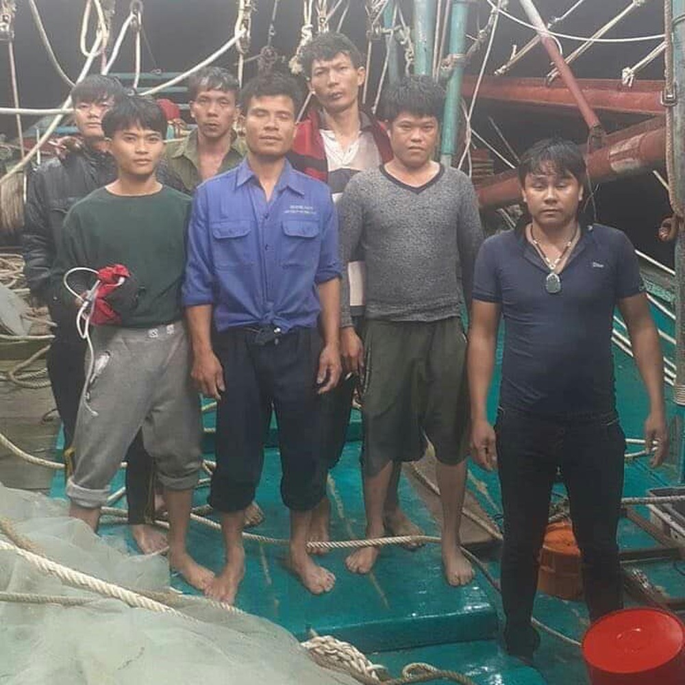 Tàu cá bị sóng đánh chìm, 6 thuyền viên ôm thùng nhựa lênh đênh trên biển nhiều giờ - Ảnh 1.
