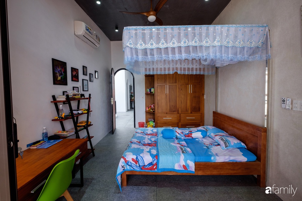 Rộng 160m², ngôi nhà ở Quảng Bình được dùng vật liệu đặc biệt để không gian sống đủ ánh sáng và gió trời dù không nhiều cửa sổ - Ảnh 12.