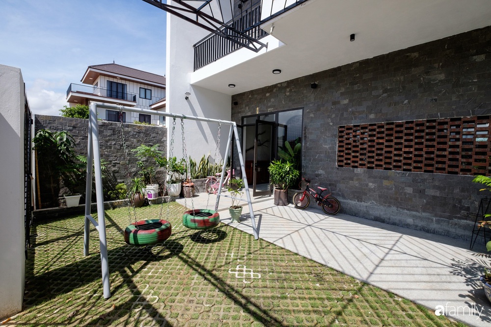 Rộng 160m², ngôi nhà ở Quảng Bình được dùng vật liệu đặc biệt để không gian sống đủ ánh sáng và gió trời dù không nhiều cửa sổ - Ảnh 3.