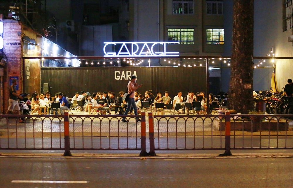 Sài Gòn vắng lặng sau khi nhà hàng, phòng gym, salon tóc đóng cửa, nhưng lác đác quán xá vỉa hè đông vui - Ảnh 10.