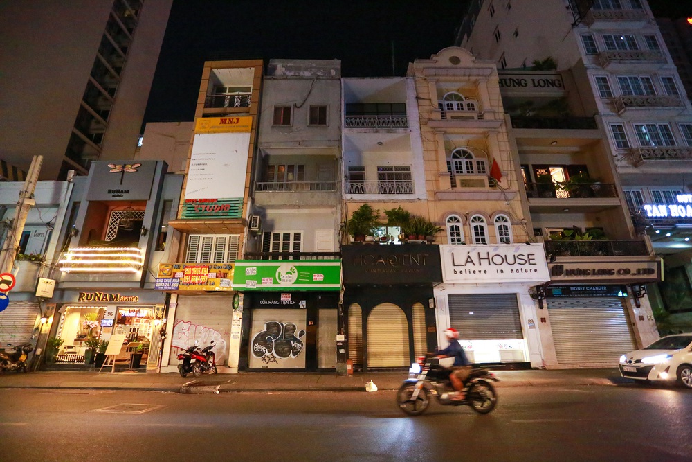 Sài Gòn vắng lặng sau khi nhà hàng, phòng gym, salon tóc đóng cửa, nhưng lác đác quán xá vỉa hè đông vui - Ảnh 4.
