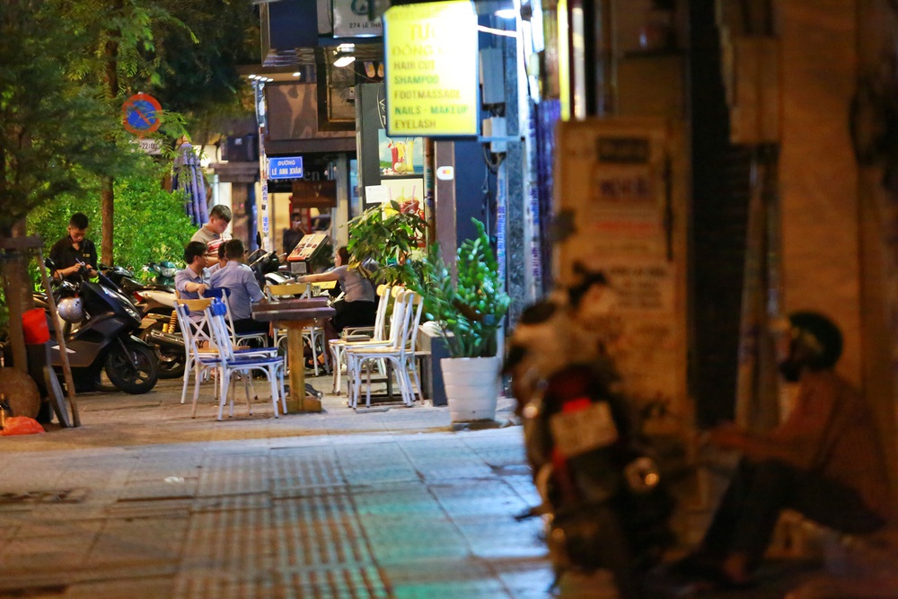 Sài Gòn vắng lặng sau khi nhà hàng, phòng gym, salon tóc đóng cửa, nhưng lác đác quán xá vỉa hè đông vui - Ảnh 9.