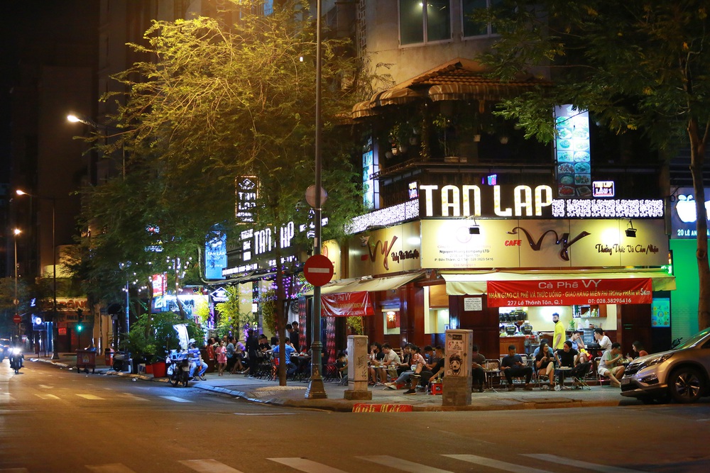 Sài Gòn vắng lặng sau khi nhà hàng, phòng gym, salon tóc đóng cửa, nhưng lác đác quán xá vỉa hè đông vui - Ảnh 12.
