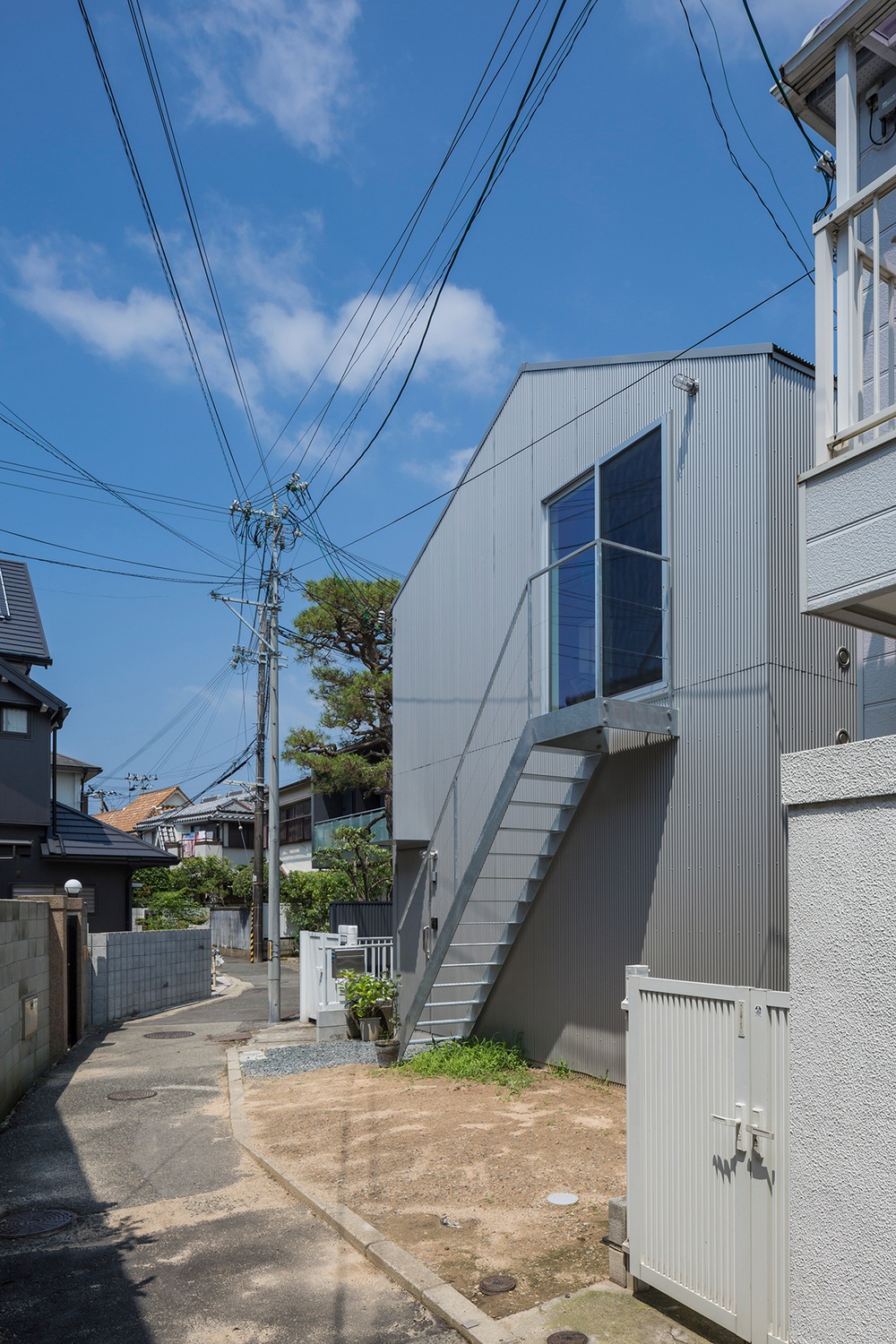 Căn nhà yên vui dưới bóng nắng và cây xanh của gia đình trẻ ở Nhật Bản - Ảnh 7.