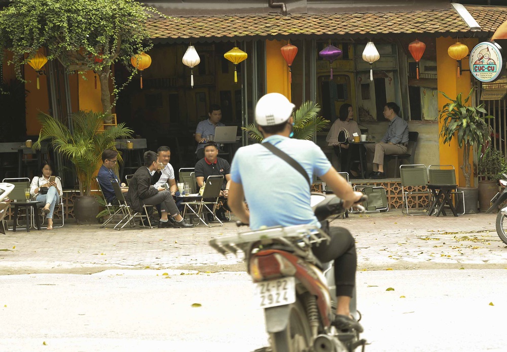 Bất chấp yêu cầu đóng cửa, nhiều quán cà phê, bia hơi ở Hà Nội vẫn hoạt động - Ảnh 1.