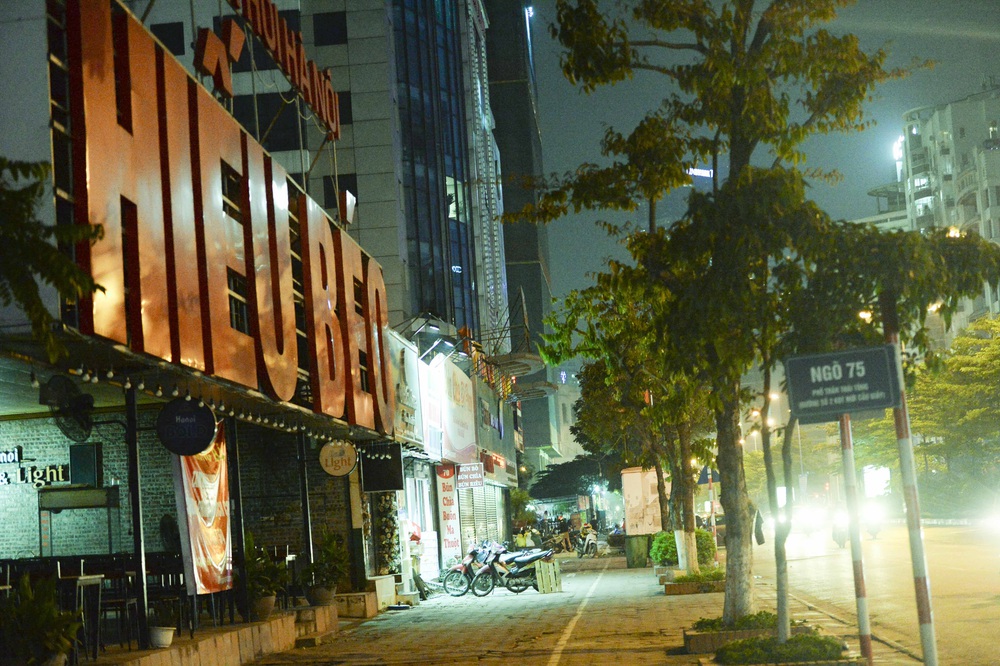 Bất chấp yêu cầu đóng cửa, nhiều quán cà phê, bia hơi ở Hà Nội vẫn hoạt động - Ảnh 12.