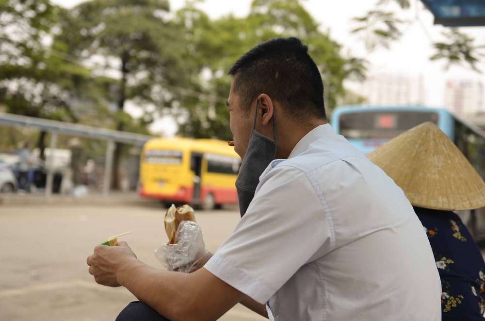 [Ảnh] Khách tăng đột biến, xe buýt chật kín người, tài xế, phụ xe thấp thỏm trong ngày đầu Hà Nội cắt giảm hoạt động - Ảnh 17.