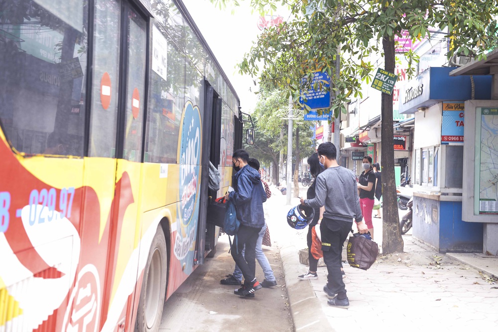 [Ảnh] Khách tăng đột biến, xe buýt chật kín người, tài xế, phụ xe thấp thỏm trong ngày đầu Hà Nội cắt giảm hoạt động - Ảnh 4.