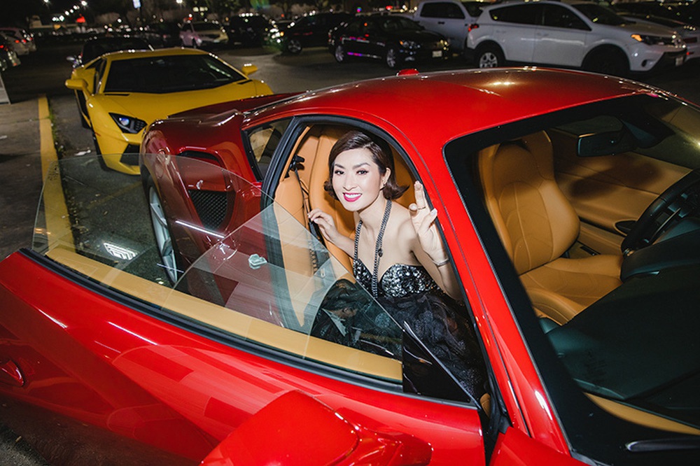 Ca sĩ Nguyễn Hồng Nhung đi sự kiện bằng siêu xe Ferrari trị giá 11 tỷ - Ảnh 2.